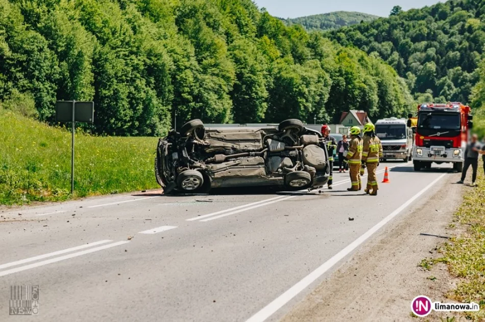 Dachowało Audi, 20-latka zabrana do szpitala (wideo) - zdjęcie 3