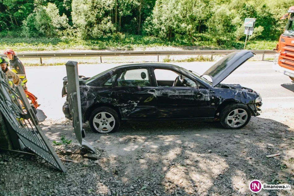 Dachowało Audi, 20-latka zabrana do szpitala (wideo) - zdjęcie 4