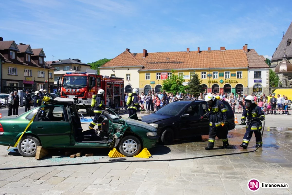 Miejskie obchody Dnia Strażaka z inscenizacją wypadku i pożaru (wideo)