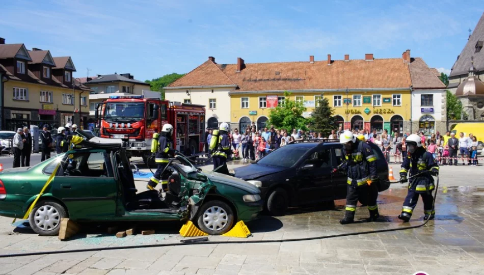 Miejskie obchody Dnia Strażaka z inscenizacją wypadku i pożaru (wideo) - zdjęcie 1