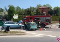 Zderzenie dwóch aut na skrzyżowaniu - zdjęcie główne