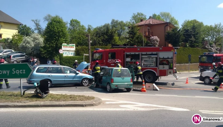 Zderzenie dwóch aut na skrzyżowaniu - zdjęcie 1