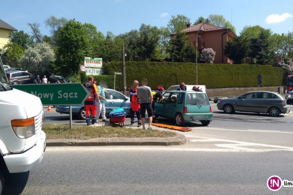 Zderzenie dwóch aut na skrzyżowaniu - zdjęcie 2