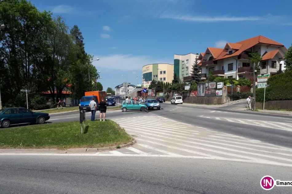 Zderzenie dwóch aut na skrzyżowaniu - zdjęcie 3