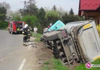 Opel zderzył się z ciężarówką. Jedna osoba trafiła do szpitala - zdjęcie główne
