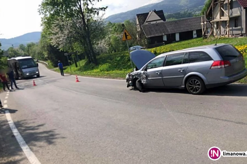 Opel zderzył się z ciężarówką. Jedna osoba trafiła do szpitala - zdjęcie 2