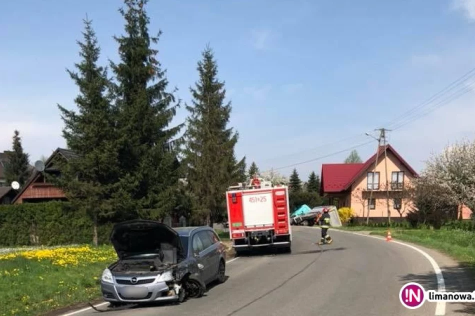 Opel zderzył się z ciężarówką. Jedna osoba trafiła do szpitala - zdjęcie 3