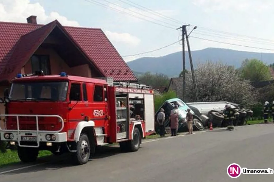 Opel zderzył się z ciężarówką. Jedna osoba trafiła do szpitala - zdjęcie 4