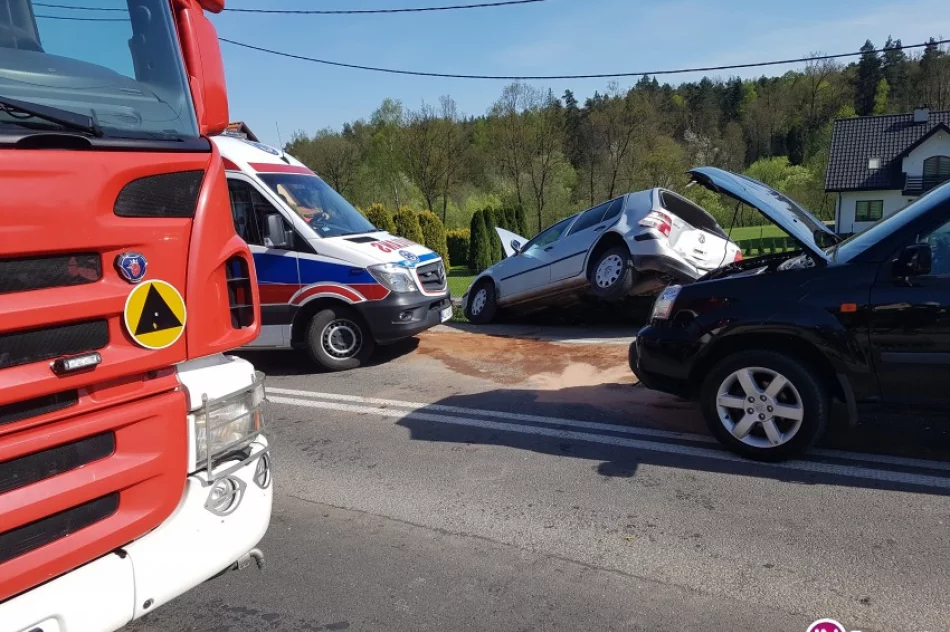 Dwie osoby ranne po zderzeniu pojazdów na DK 28 - zdjęcie 2