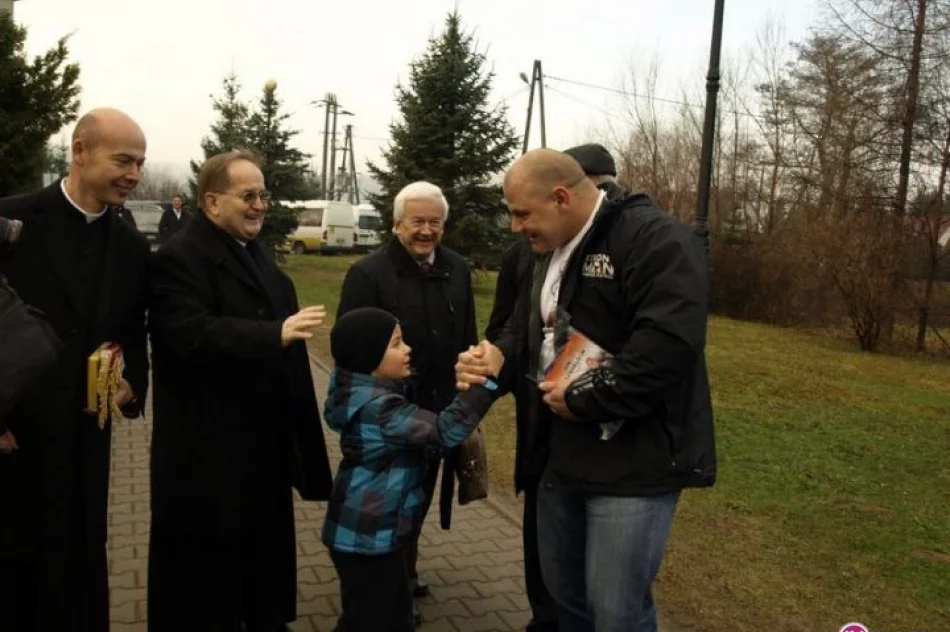 Mikołajki z o. Rydzykiem, Kowalem i Krzynówkiem - zdjęcie 2