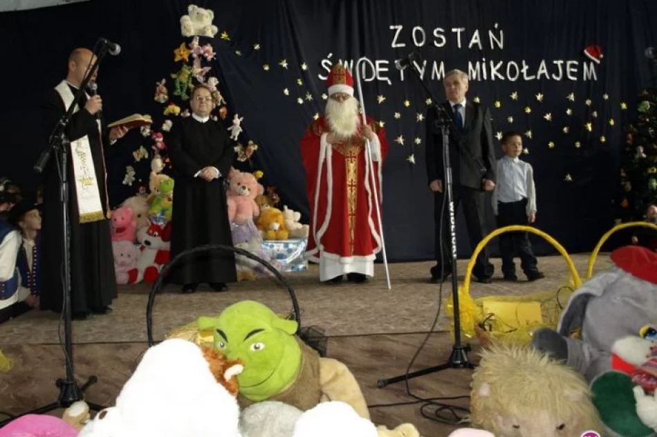 Mikołajki z o. Rydzykiem, Kowalem i Krzynówkiem - zdjęcie 13