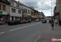 GDDKiA uniemożliwi parkowanie na chodniku? Mieszkańcy i właściciele sklepów są przeciw - zdjęcie główne