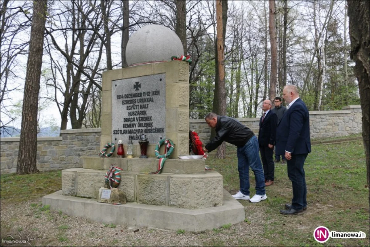 Węgrzy odwiedzili jabłoniecki cmentarz