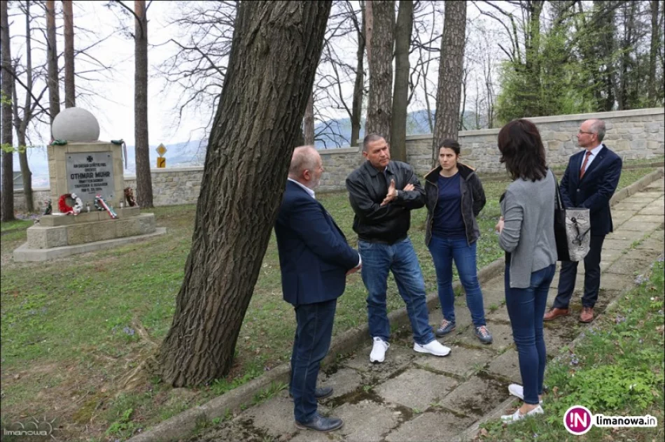 Węgrzy odwiedzili jabłoniecki cmentarz - zdjęcie 3