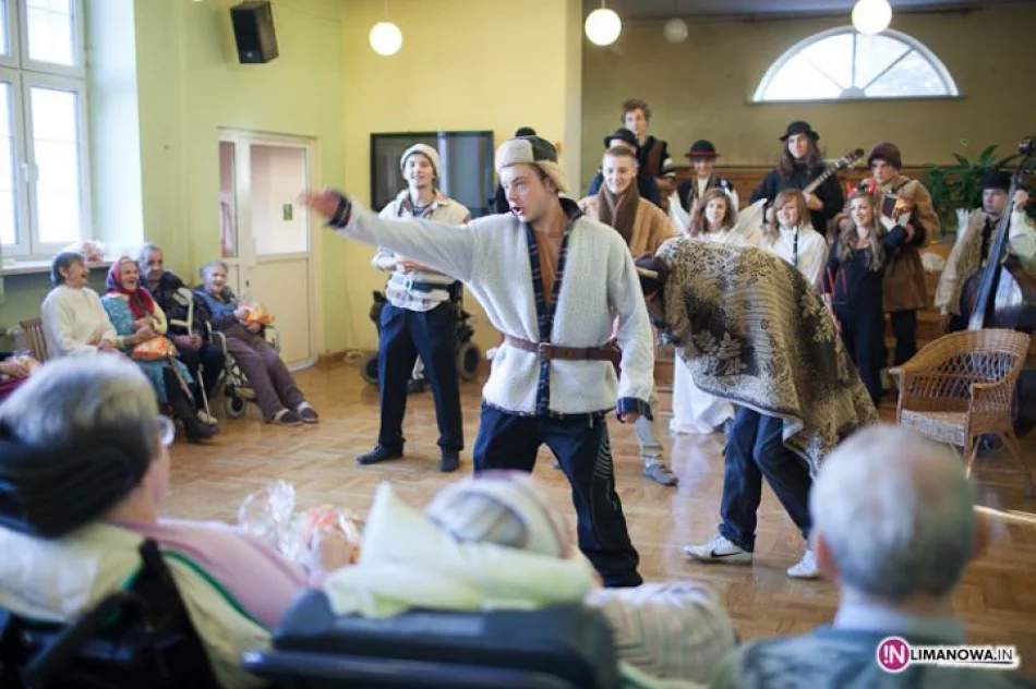 Mikołaj i kolędnicy u pensjonariuszy DPS - zdjęcie 2