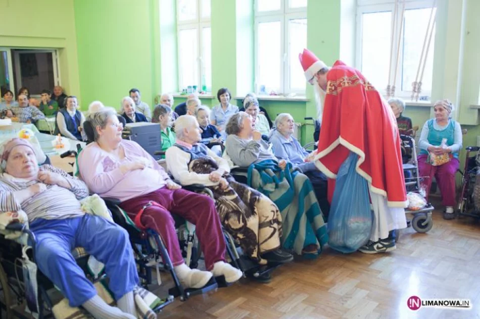 Mikołaj i kolędnicy u pensjonariuszy DPS - zdjęcie 4