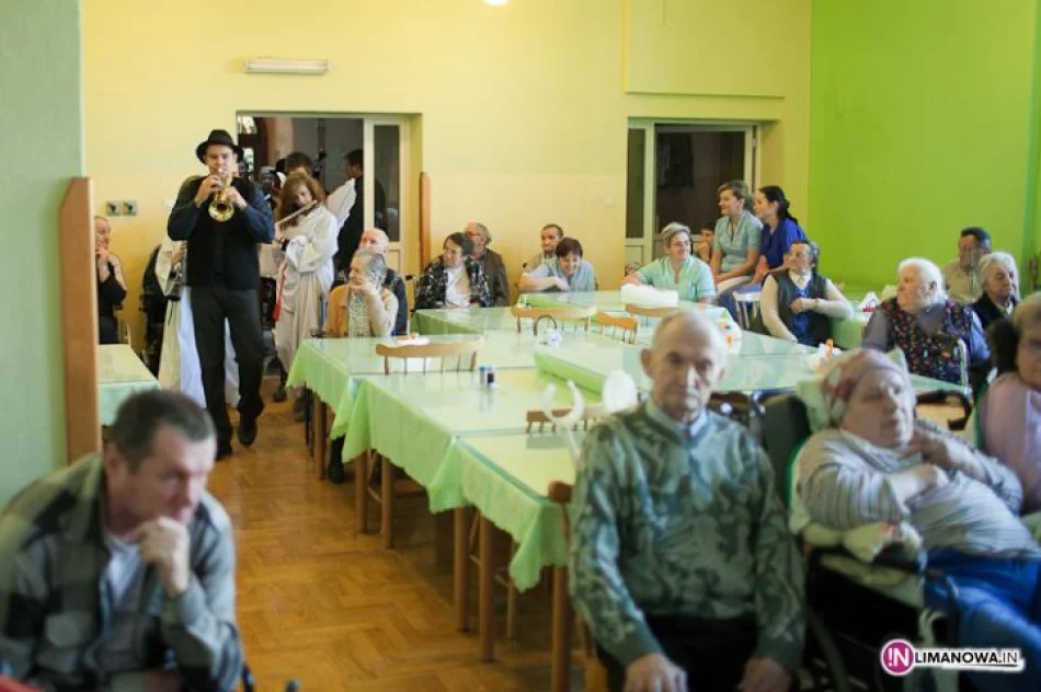 Mikołaj i kolędnicy u pensjonariuszy DPS - zdjęcie 5