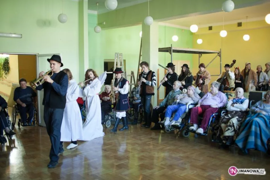 Mikołaj i kolędnicy u pensjonariuszy DPS - zdjęcie 7