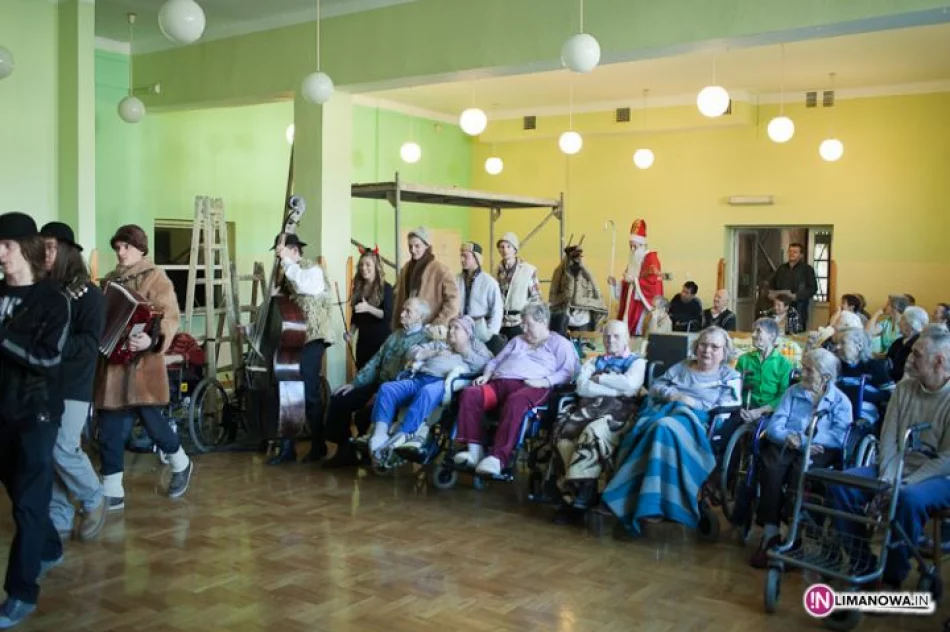Mikołaj i kolędnicy u pensjonariuszy DPS - zdjęcie 8