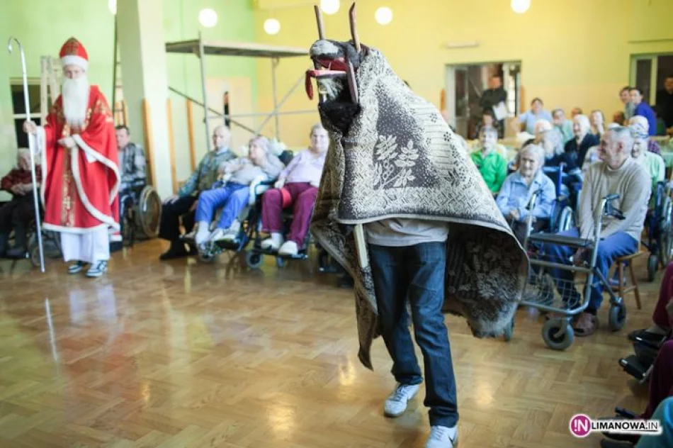 Mikołaj i kolędnicy u pensjonariuszy DPS - zdjęcie 9