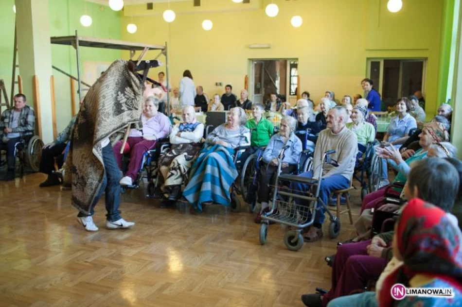Mikołaj i kolędnicy u pensjonariuszy DPS - zdjęcie 10