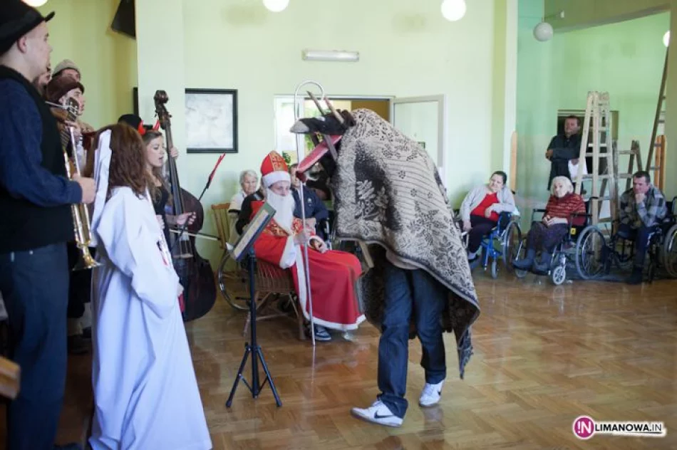 Mikołaj i kolędnicy u pensjonariuszy DPS - zdjęcie 11