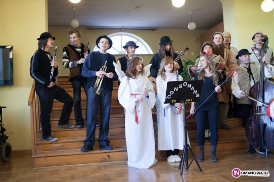 Mikołaj i kolędnicy u pensjonariuszy DPS - zdjęcie 12