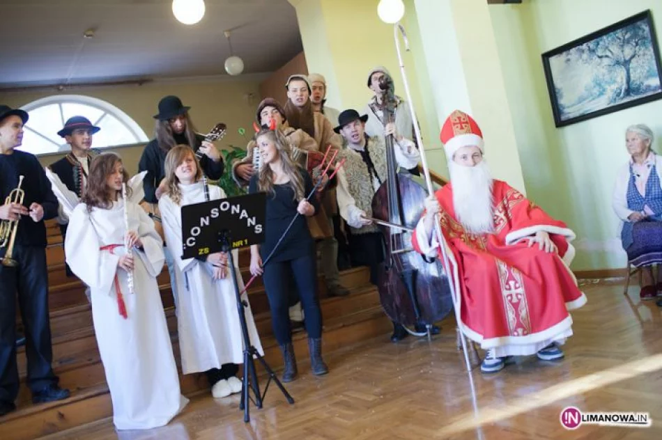 Mikołaj i kolędnicy u pensjonariuszy DPS - zdjęcie 13