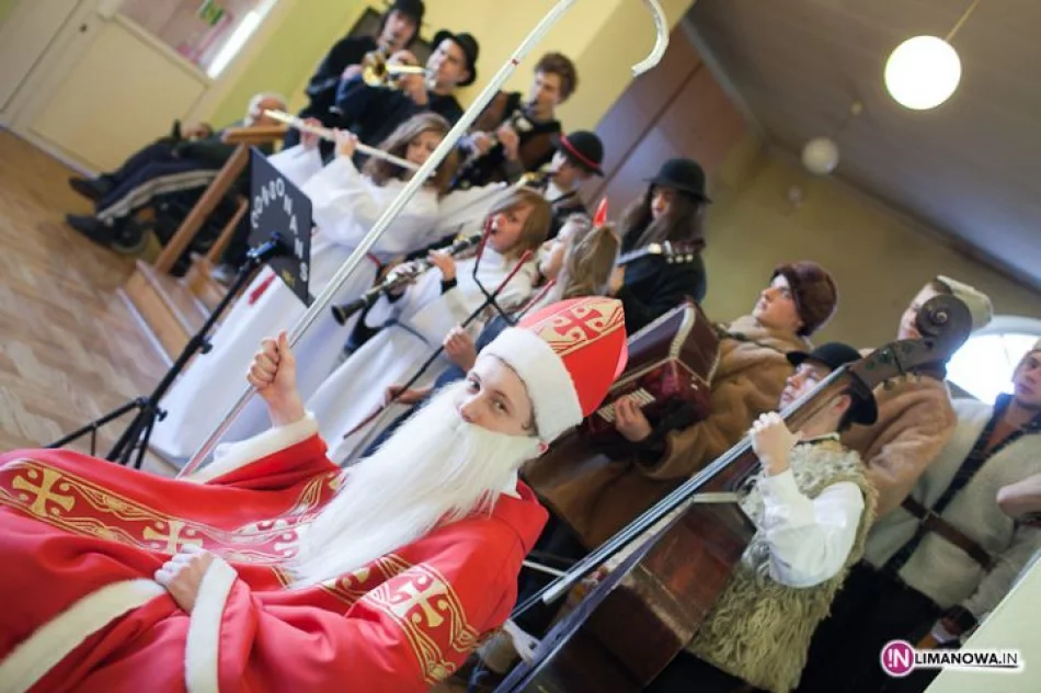 Mikołaj i kolędnicy u pensjonariuszy DPS - zdjęcie 14