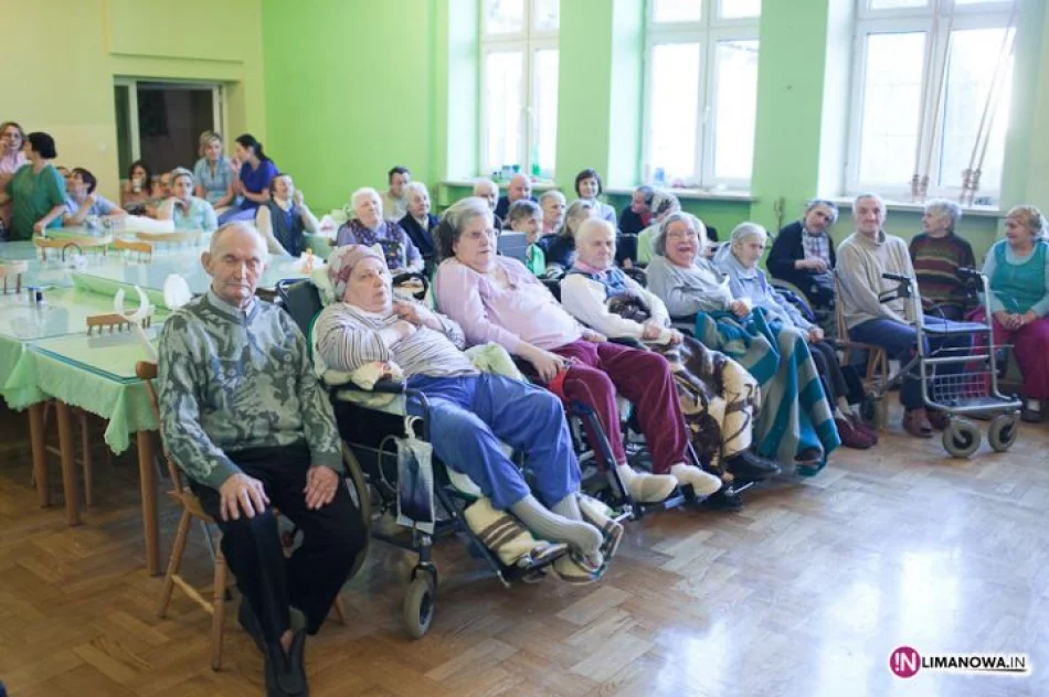 Mikołaj i kolędnicy u pensjonariuszy DPS - zdjęcie 15