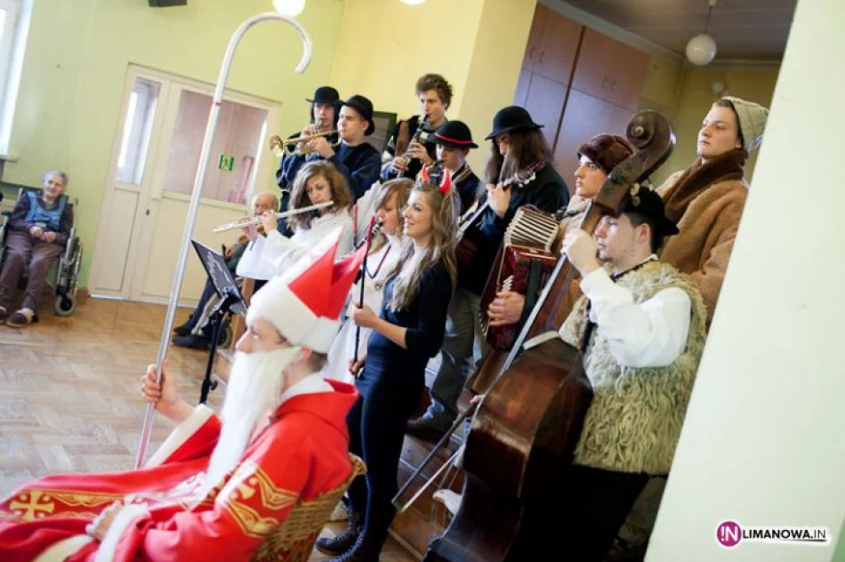 Mikołaj i kolędnicy u pensjonariuszy DPS - zdjęcie 16