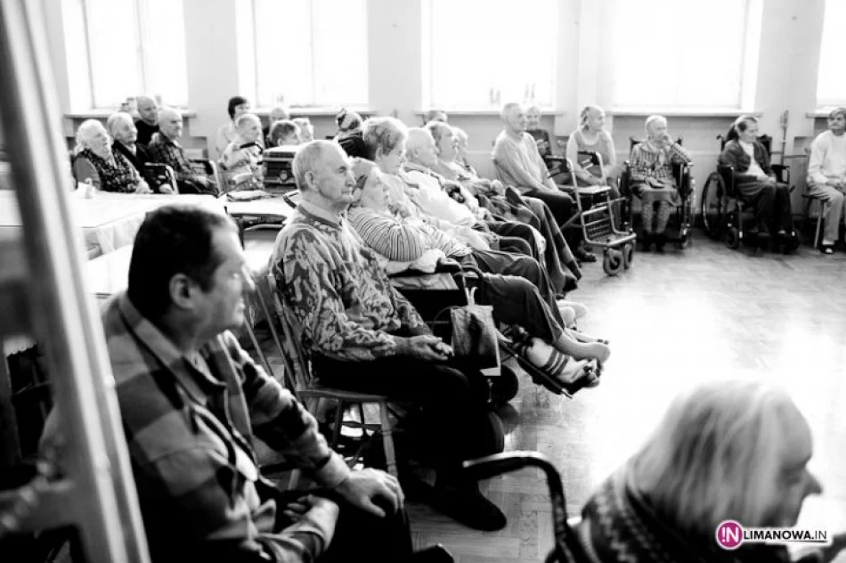 Mikołaj i kolędnicy u pensjonariuszy DPS - zdjęcie 17