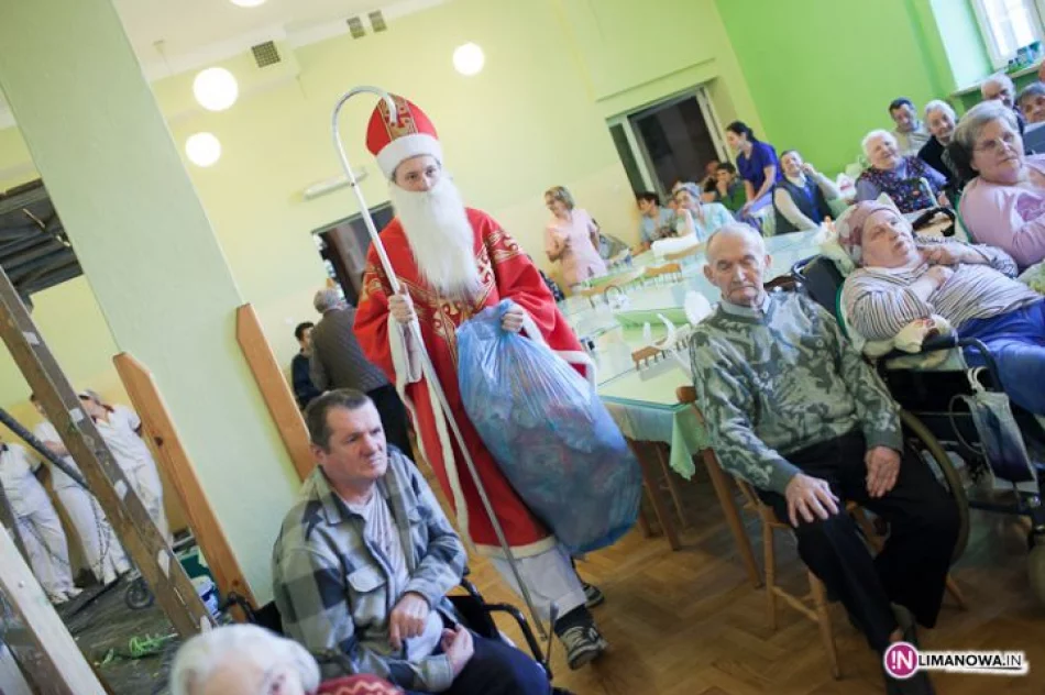 Mikołaj i kolędnicy u pensjonariuszy DPS - zdjęcie 18