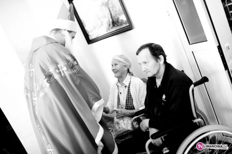 Mikołaj i kolędnicy u pensjonariuszy DPS - zdjęcie 19