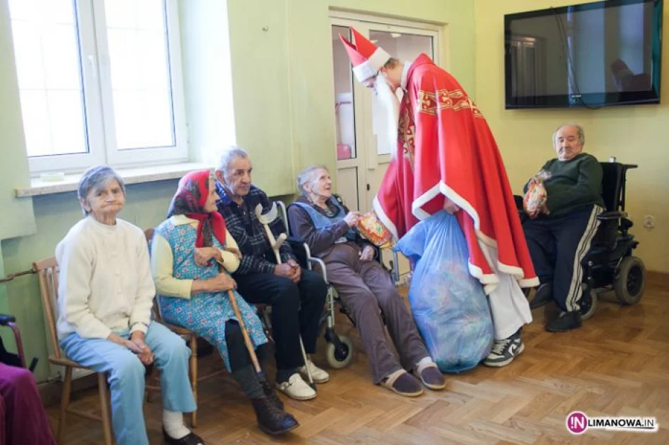 Mikołaj i kolędnicy u pensjonariuszy DPS - zdjęcie 20