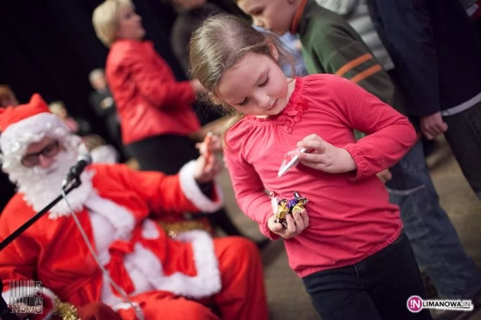 Pełna sala dzieci czekała na Mikołaja - zdjęcie 7