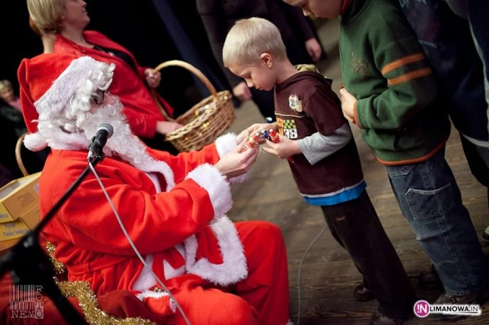 Pełna sala dzieci czekała na Mikołaja - zdjęcie 8