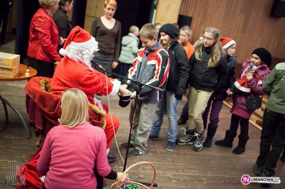 Pełna sala dzieci czekała na Mikołaja - zdjęcie 11