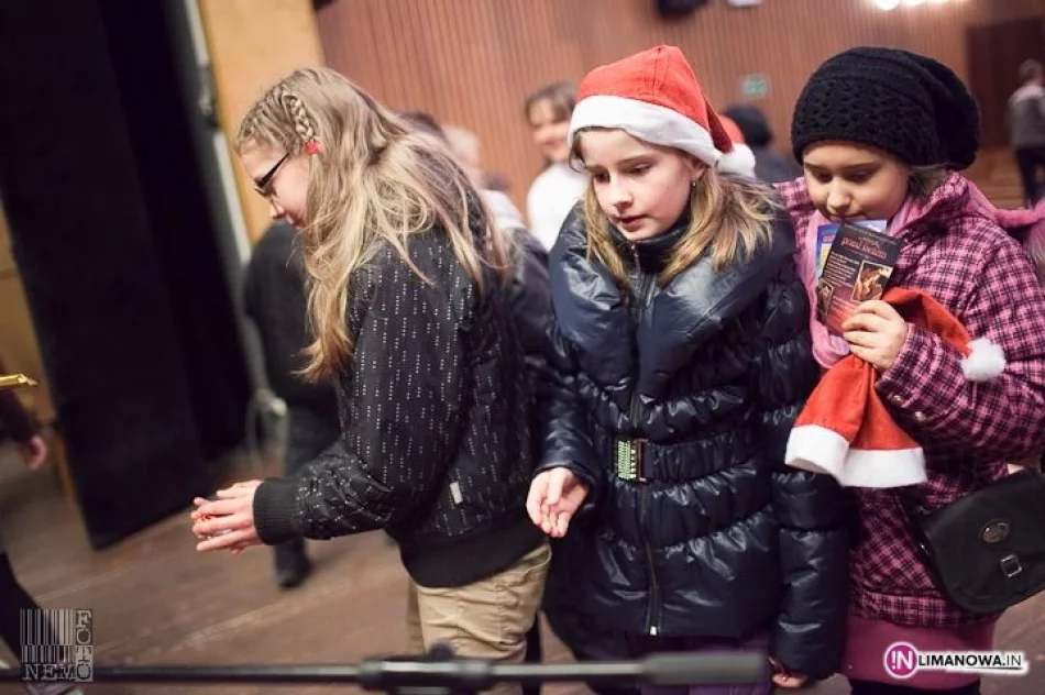 Pełna sala dzieci czekała na Mikołaja - zdjęcie 13