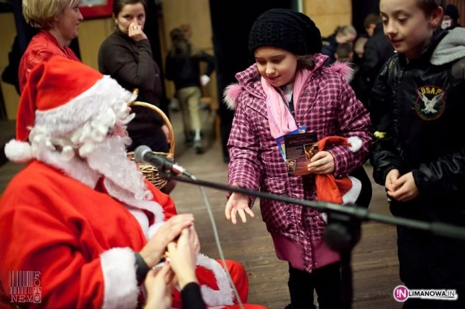 Pełna sala dzieci czekała na Mikołaja - zdjęcie 14