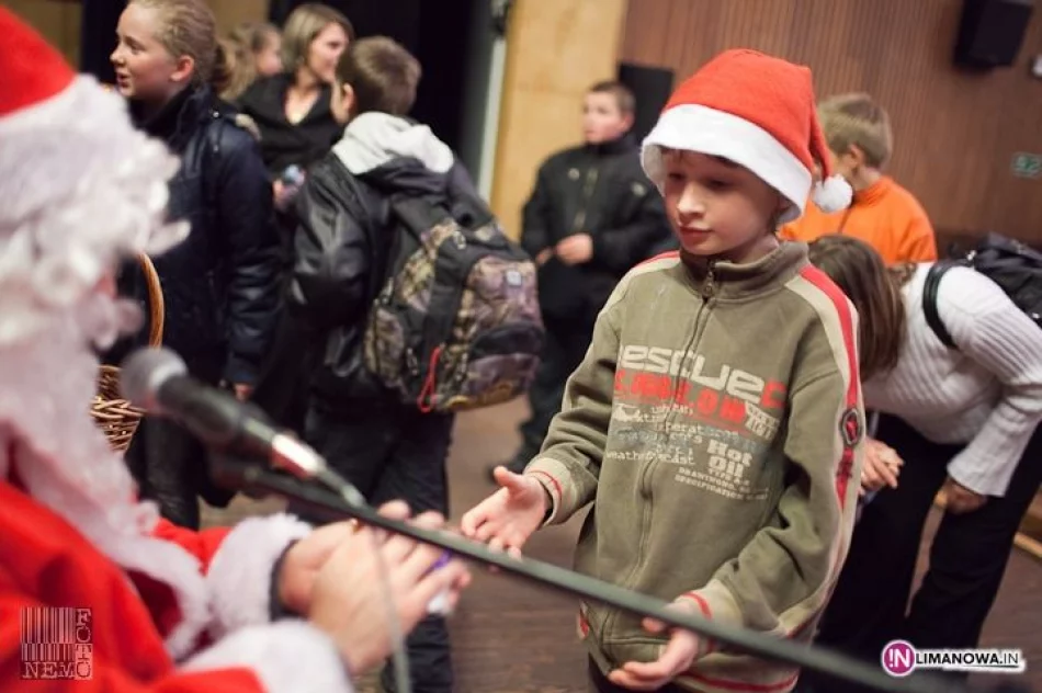 Pełna sala dzieci czekała na Mikołaja - zdjęcie 15