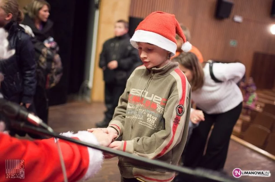 Pełna sala dzieci czekała na Mikołaja - zdjęcie 16