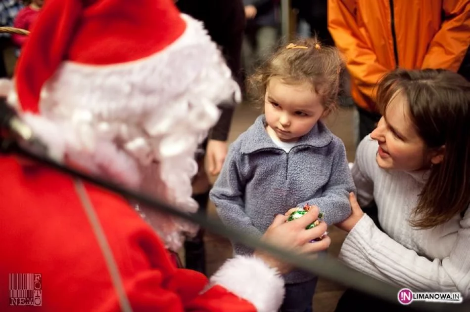 Pełna sala dzieci czekała na Mikołaja - zdjęcie 17