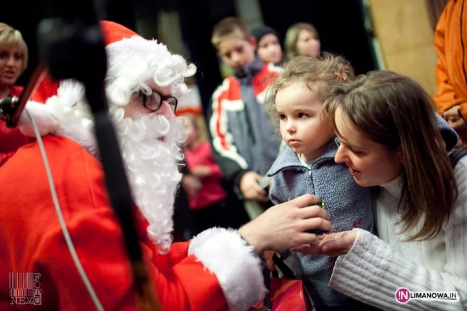 Pełna sala dzieci czekała na Mikołaja - zdjęcie 19
