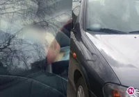 Dziecko w zamkniętym samochodzie na parkingu przed supermarketem - zdjęcie główne