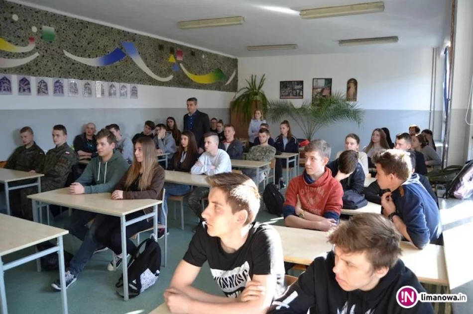 Policjanci uczyli 'Strzelców' z klas mundurowych - zdjęcie 2