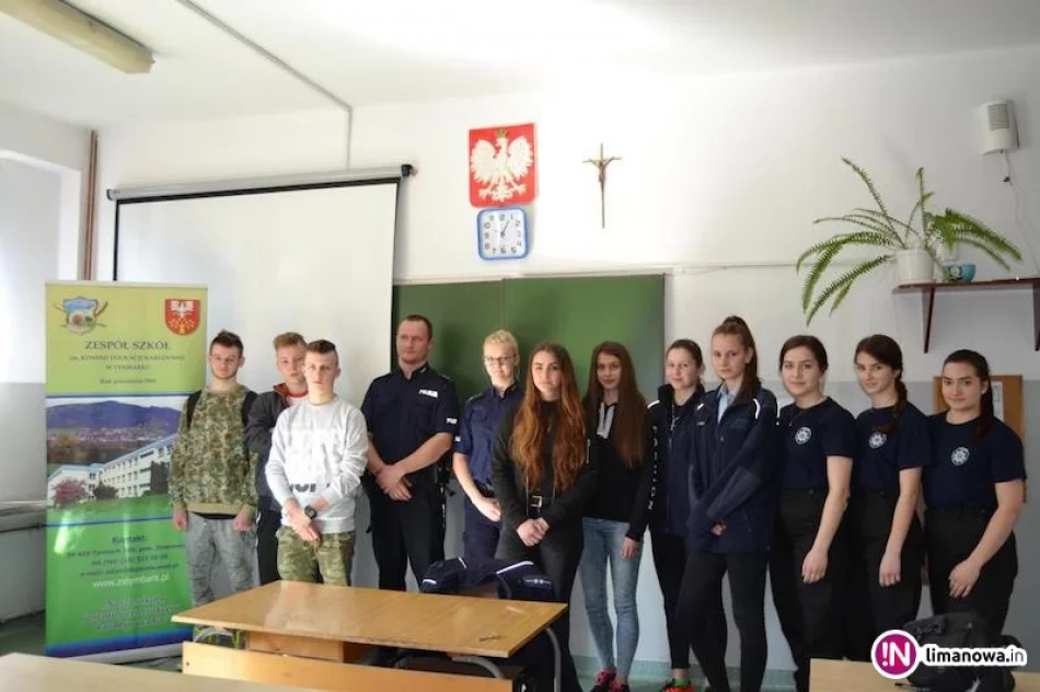 Policjanci uczyli 'Strzelców' z klas mundurowych - zdjęcie 3