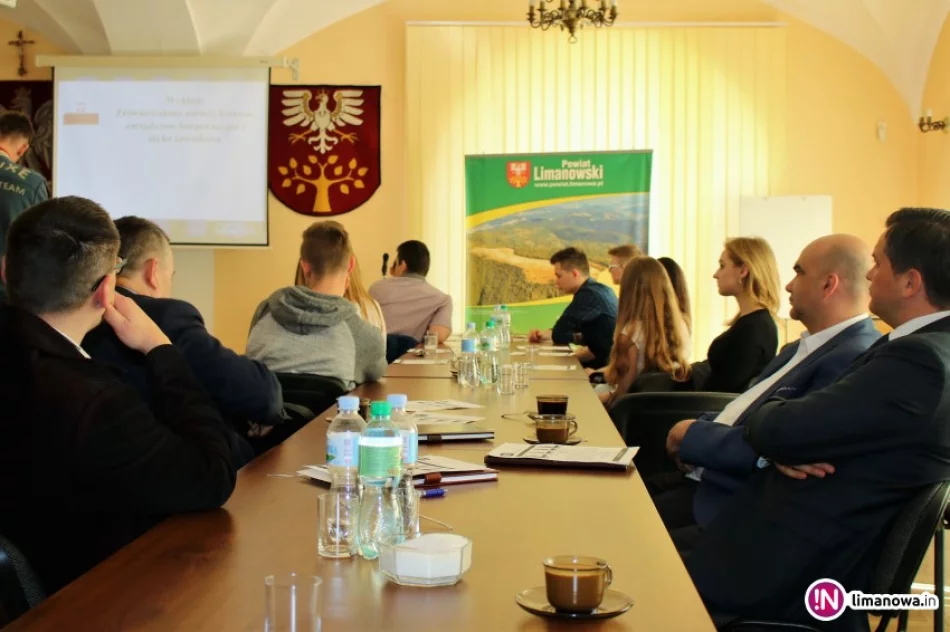 Młodzież wysłuchała wykładu profesora z Uniwersytetu w Memphis - zdjęcie 4