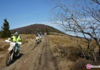 Kilkanaście pędzących motocykli... na szlaku - zdjęcie główne
