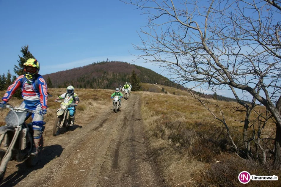 Kilkanaście pędzących motocykli... na szlaku - zdjęcie 2